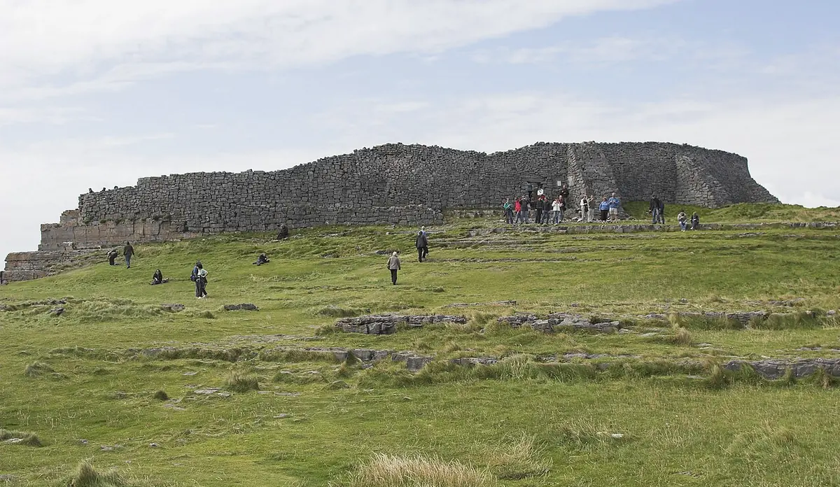 Le mura in pietra del forte di Dun Aengus, a Inishmore